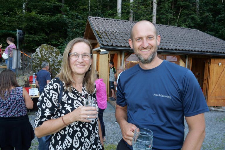 Gerlinde Wiederin und Christian Marte verfolgten den Parzellenabend. - Parzellenabend in Gampelün - Gampelün, Parzellenabend