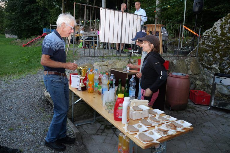 Der Plätzleclub Gampelün sorgte für eine köstliche Bewirtung. - Parzellenabend in Gampelün - Gampelün, Parzellenabend