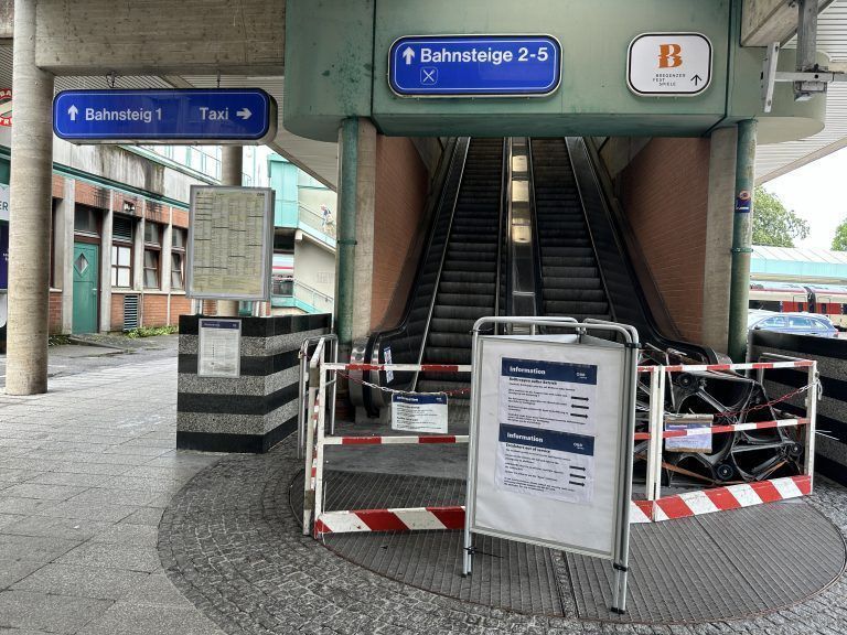 Aktuelle Situation am Bahnhof Bregenz - Rolltreppen stehen still, Eimer in der Bahnhofshalle, Hypo-Unterführung inkl. Stimmen