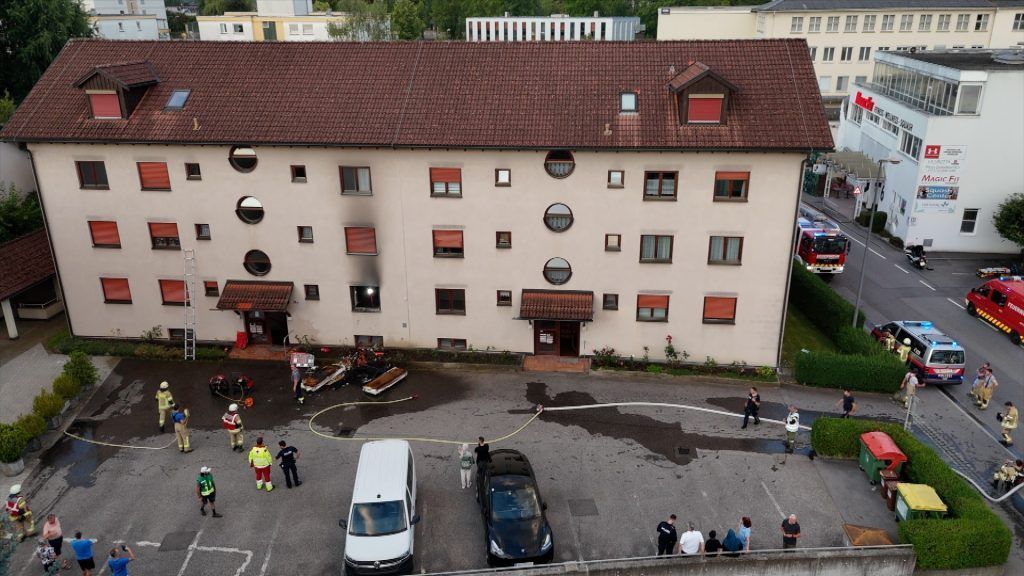Flammen und Rauch im Schlafzimmer