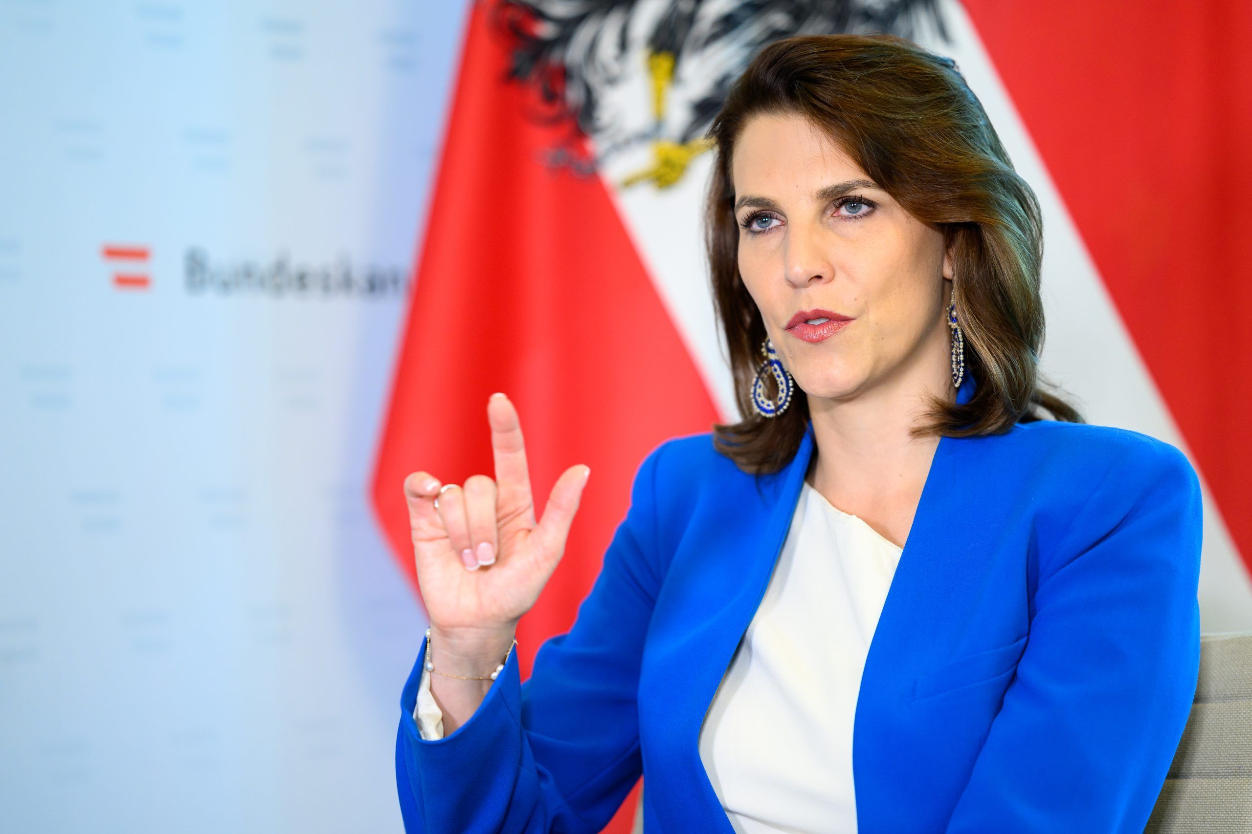 ABD0002_20240803 – WIEN – STERREICH: Verfassungsministerin Karoline Edtstadler (VP) am Mittwoch, 31. Juli 2024, im Rahmen eines Interviews mit der APA – Austria Presse Agentur in Wien. – FOTO: APA/MAX SLOVENCIK