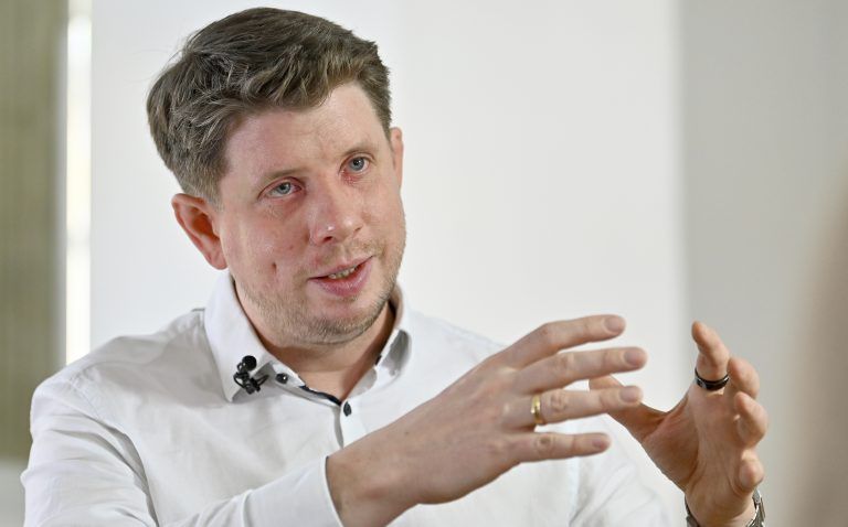 ABD0006_20220110 – WIEN – STERREICH: ZU APA0119 VOM 10.1.2022 – Der Komplexittsforscher Peter Klimek ist sterreichs “Wissenschafter des Jahres 2021”. Im Bild: “Wissenschafter des Jahres” Peter Klimek anl. eines Interview mit der Austria Presse Agentur (APA) am Mittwoch, 22. Dezember 2021 in Wien. – FOTO: APA/HANS PUNZ