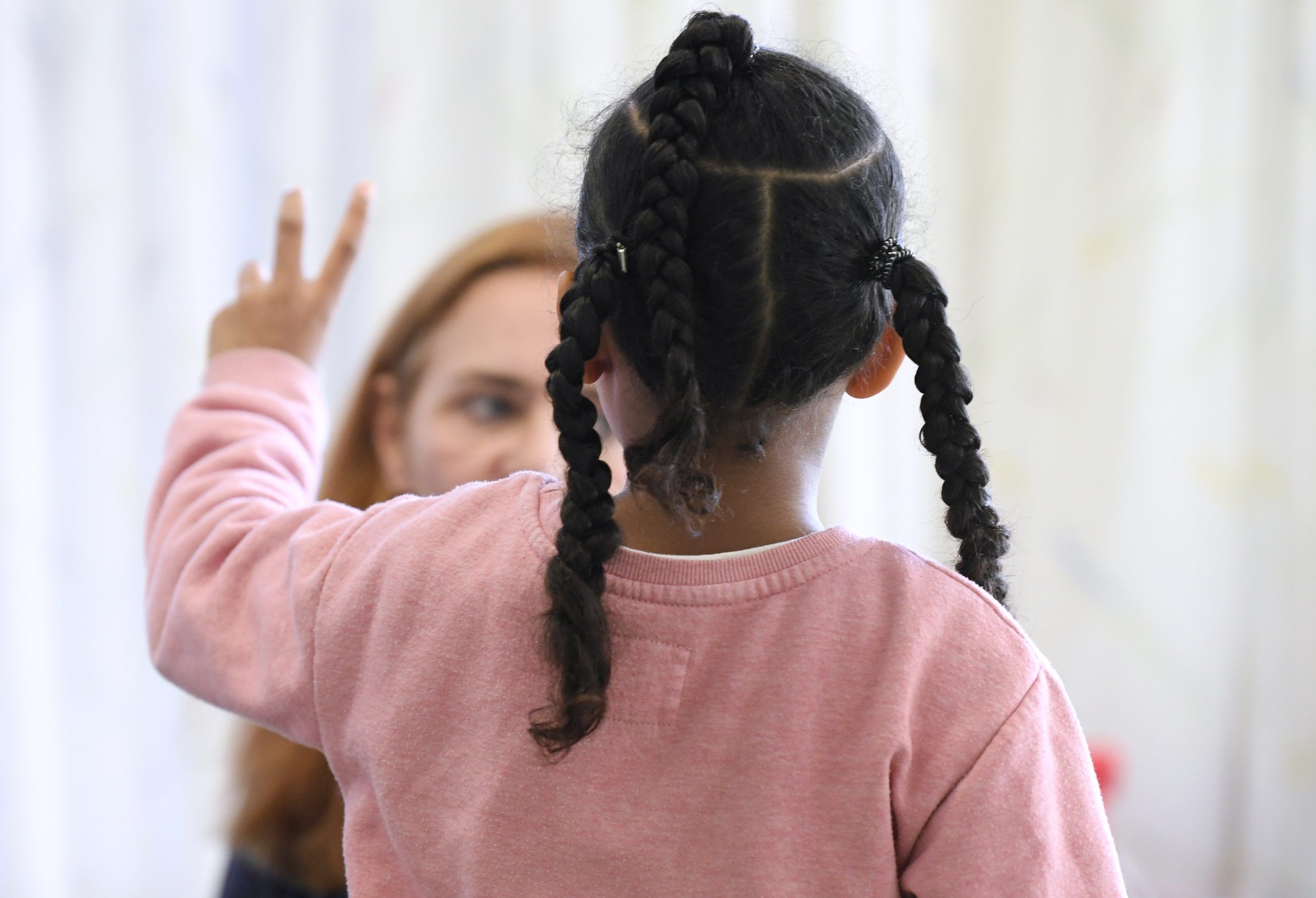 ABD0020_20181008 – WIEN – STERREICH: ++ THEMENBILD ++ Illustration zum Thema “Schule / Deutschklasse / Deutschfrderklasse: Mit dem neuen Schuljahr starten auch die separaten Deutschfrderklassen. In den Deutschfrderklassen wird 15 bis 20 Wochenstunden nach eigenem Lehrplan Deutsch unterrichtet. In Fchern wie Zeichnen, Musik oder Turnen findet der Unterricht allerdings gemeinsam mit Schlern der Regelklasse statt. […]