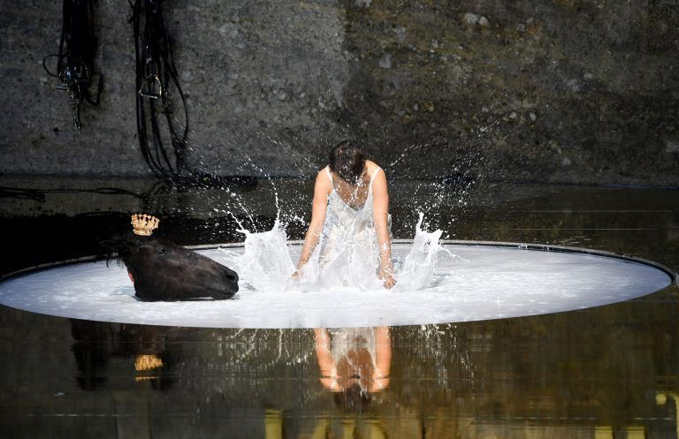 ABD0025_20180729 – SALZBURG –
STERREICH: Asmik Grigorian (Salome), am Dienstag, 24. Juli 2018, whrend der Fotoprobe der Richard Strauss Oper “Salome”, die am 28. Juli 2018 im Rahmen der Salzburger Festspiele in der Felsenreitschule Premiere hat. – FOTO: APA/BARBARA GINDL