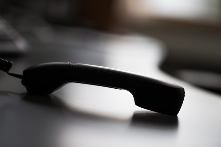 ABD0025_20230226 – KLN – DEUTSCHLAND: ARCHIV – 24.07.2015, Kln: ILLUSTRATION – Ein Telefonhrer liegt auf einem Tisch. (zu dpa: ÇBetrugsversuche mit falschen Polizisten meist erfolglosÈ) Foto: Rolf Vennenbernd/dpa +++ dpa-Bildfunk +++. – FOTO: APA/dpa/Rolf Vennenbernd