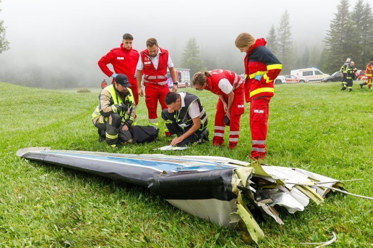ABD0039_20240827 – BRAND –
STERREICH: ZU APA0059 VOM 27.8.2024 – Die Suche nach dem am Montag, 26. August 2024 bei Brand (Bez. Bludenz) abgestrzten Kleinflugzeug ist am Dienstag gegen 7.00 Uhr fortgesetzt worden. Im Bild: Einsatzkrfte und ein Flugzeugteil, aufgenommen am Montag, 26. August 2024 in Brand. – FOTO: APA/BERND HOFMEISTER