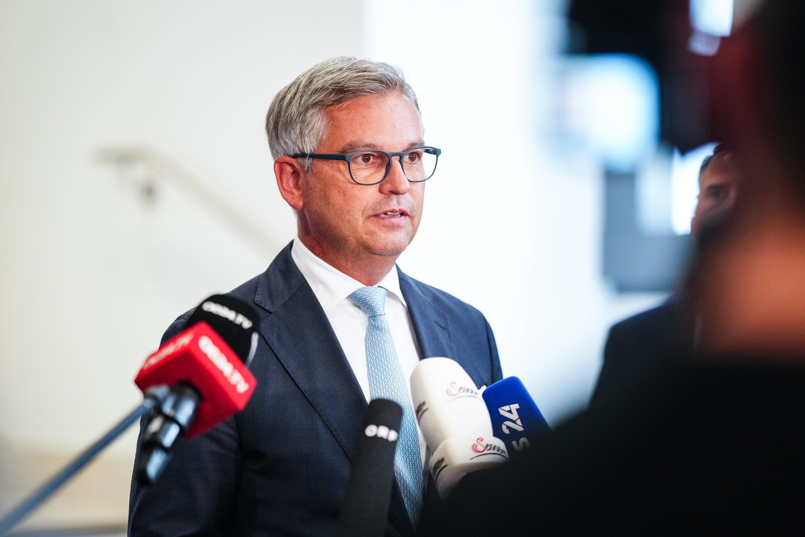 ABD0054_20240812 – WIEN – STERREICH: Finanzminister Magnus Brunner (VP) am Montag, 12. August 2024, anl. des Hauptausschusses des Nationalrats mit geplanter Nominierung von Finanzminister Brunner als EU-Kommissar in Wien. – FOTO: APA/EVA MANHART