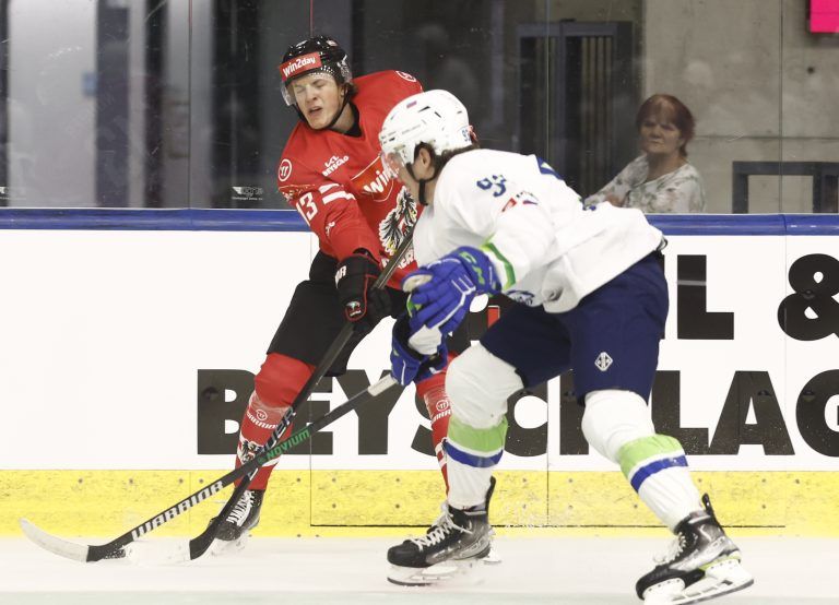 ABD0055_20240824 – GRAZ – STERREICH: Vinzenz Rohrer (AUT /links) und Rozle Bohinc (SLO) whrend des Eishockey Testspiels zwischen sterreich und Slowenien am Samstag, 24. August 2024, im Merkur Eisstadion in Graz. – FOTO: APA/ERWIN SCHERIAU