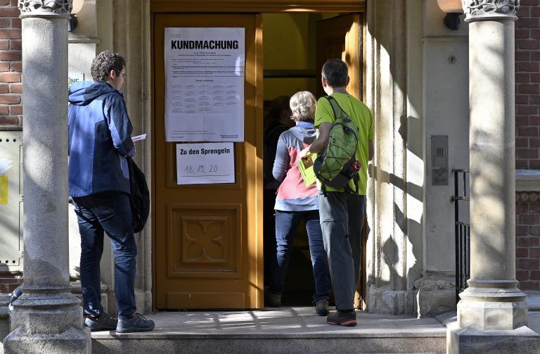 ABD0056_20190929 – WIEN – STERREICH: Wahlberechtigte am Weg ins Wahllokal anlsslich der Stimmabgabe im Rahmen der Nationalratswahl am Sonntag, 29. September 2019, in Wien. – FOTO: APA/HERBERT NEUBAUER
