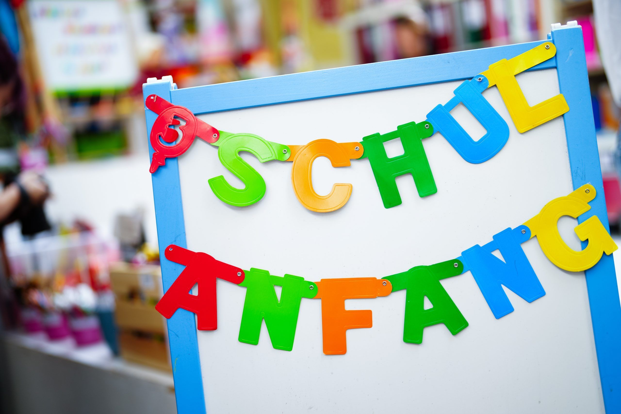 ABD0057_20240819 – WIEN – STERREICH: ++ THEMENBILD ++ SCHULE / SCHULBEGINN / SCHULSTART / SCHULARTIKEL Illustration zu den Themen Schule / Schulbeginn / Schulstart / Schulartikel. Im Bild: Ein Schulstart Schild aufgenommen am Montag, 19. August 2024, anl. eines Medientermins der Caritas der Erzdizese Wien “Auftakt Schulstartaktion fr armutsbetroffene Familien?, in Wien. . – FOTO: […]