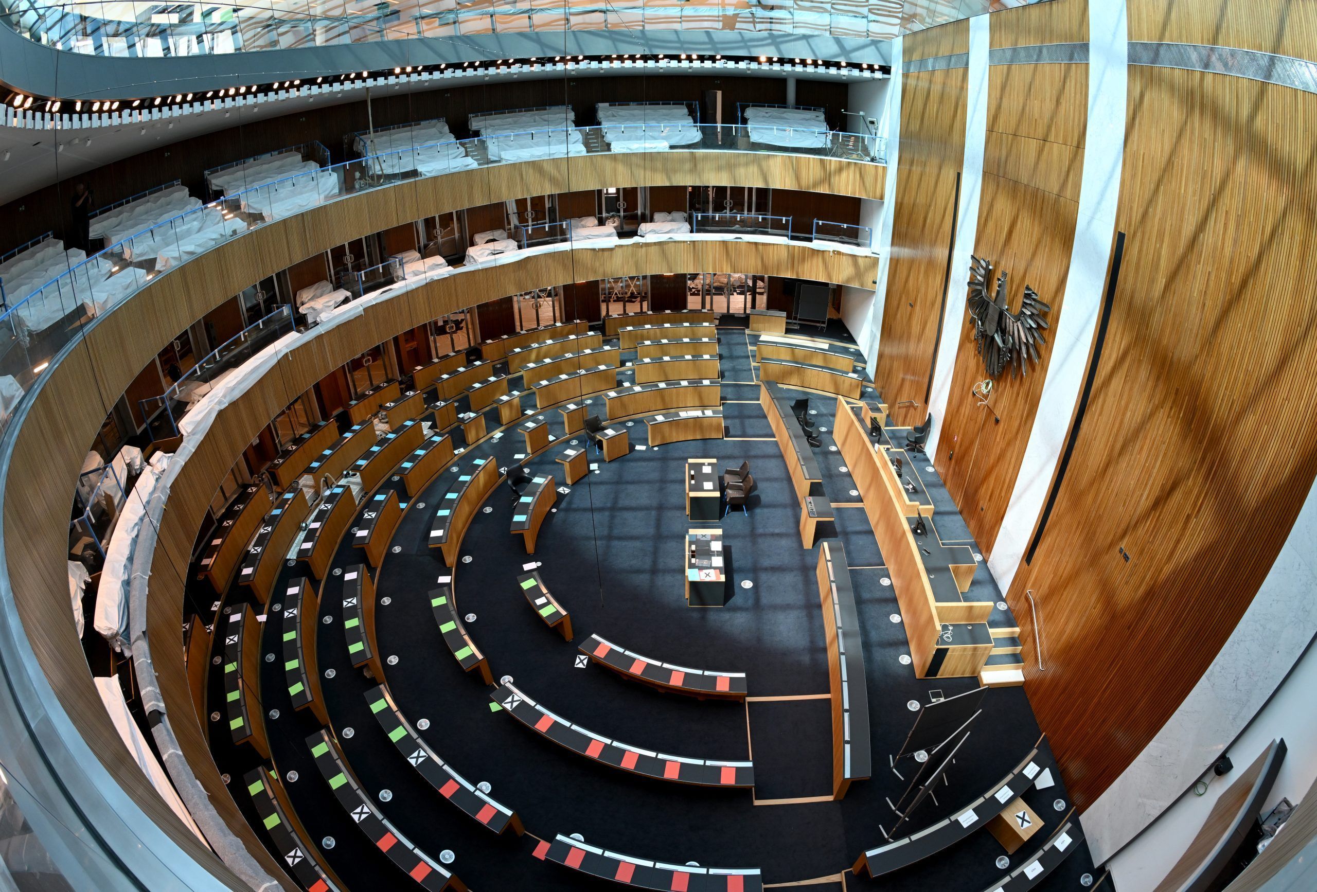 ABD0059_20220622 – WIEN – STERREICH: Ein Blick in den Sitzungssaal des Nationalrates im Parlamentsgebude in Wien im Rahmen eines Baustellenrundganges am Mittwoch, 22. Juni 2022. Umbau und Sanierung des Parlamentsgebudes befinden sich in der Endphase. – FOTO: APA/ROLAND SCHLAGER