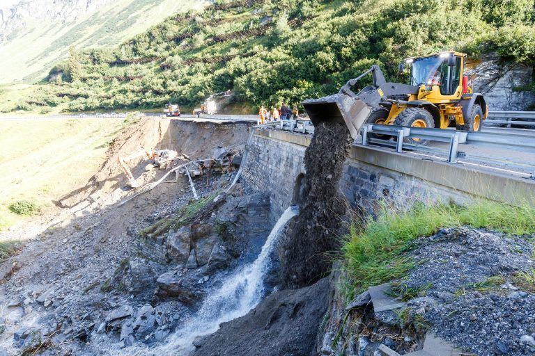 ABD0061_20240817 – KLSTERLE – STERREICH: ZU APA0058 VOM 17.8.2024 – Nach dem Unwetter mit Starkregen in Teilen der Tiroler Bezirke Landeck und Innsbruck-Land Freitagabend sind Samstagvormittag, 17. August 2024 die Aufrumarbeiten vor allem im hauptbetroffenen St. Anton am Arlberg (Bezirk Landeck) auf Hochtouren gelaufen. Vorarlberg war von Tirol aus vorerst nur ber das Lechtal bzw. […]