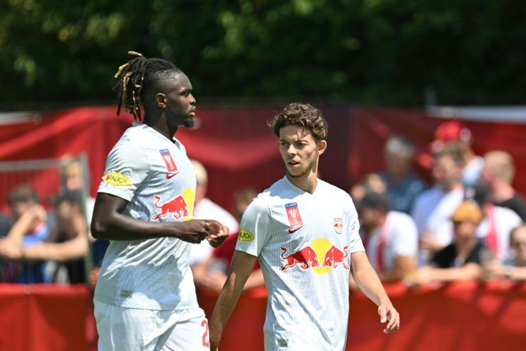 ABD0065_20230723 – ARDAGGER –
STERREICH: Oumar Solet (RB Salzburg) und Dijon Kameri (Red Bull Salzburg) whrend der 1. Runde der
FB-Cup Begegnung zwischen SCU Ardagger/USV Viehdorf und Red Bull Salzburg am Sonntag, 23. Juli 2023 in Ardagger. – FOTO: APA/FOTOKERSCHI/KERSCHBAUMMAYR