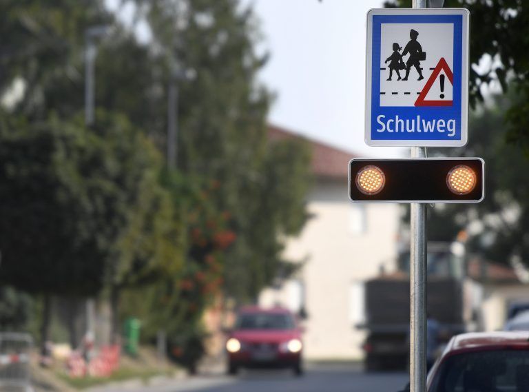 ABD0076_20190830 – LASSEE – STERREICH: ++ THEMENBILD ++ Illustration zum Thema “Schule / Kinder / Verkehr / Sicherheit / Schulweg / Schutzweg”: Am Montag, 02. September 2019 beginnt in Wien, Niedersterreich und dem Burgenland das neue Schuljahr, eine Woche spter in den brigen Bundeslndern. Im Bild eine Situation vor einer Schule am Freitag, 30. August […]