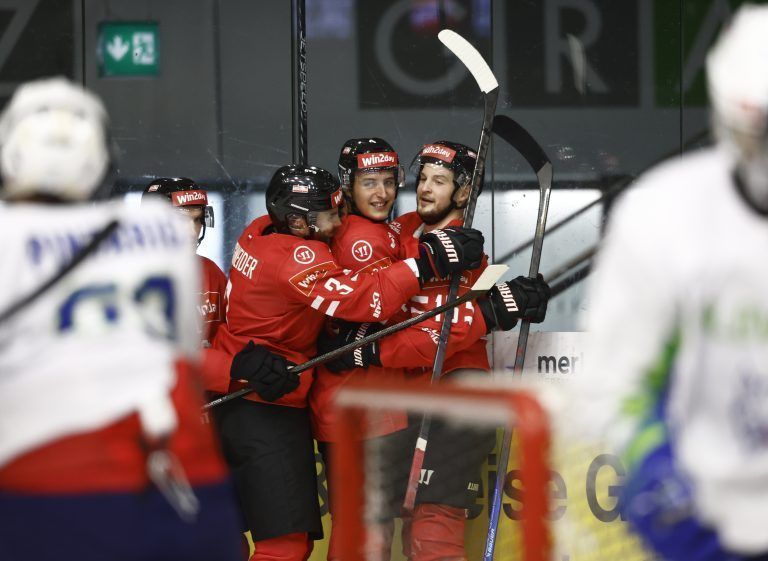 ABD0077_20240824 – GRAZ – STERREICH: von links Peter Schneider (AUT), David Reinbacher (AUT) und Dominic Zwerger (AUT) nach dem 1:1 whrend des Eishockey Testspiels zwischen sterreich und Slowenien am Samstag, 24. August 2024, im Merkur Eisstadion in Graz. – FOTO: APA/ERWIN SCHERIAU