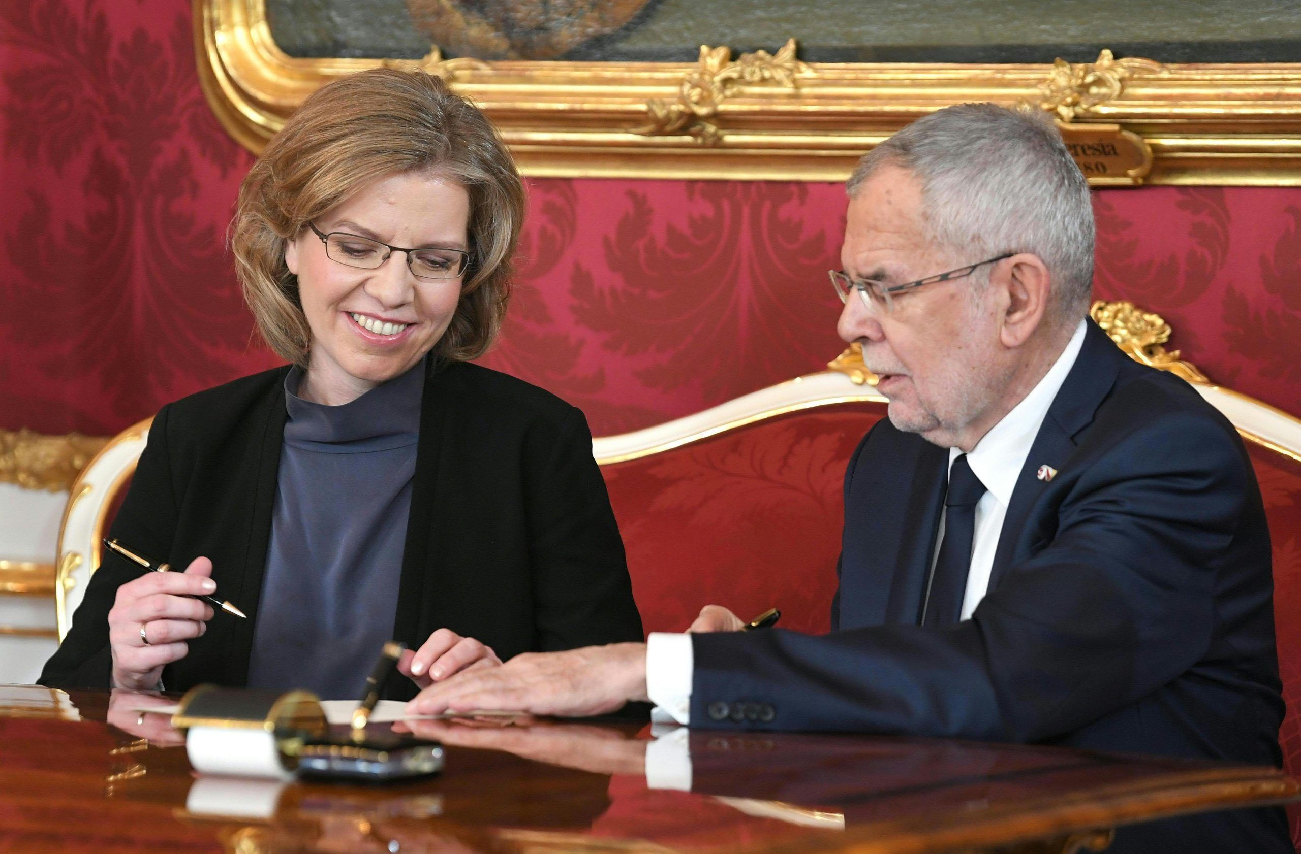 ABD0094_20200107 – WIEN –
STERREICH: Leonore Gewessler (Umwelt,Infrastruktur,Verkehr/Grne) und Bundesprsident Alexander Van der Bellen im Rahmen der Angelobung der neuen trkis-grnen Regierung am Dienstag, 07. Jnner 2020 in der Prsidentschaftskanzlei in der Hofburg in Wien. – FOTO: APA/ROLAND SCHLAGER