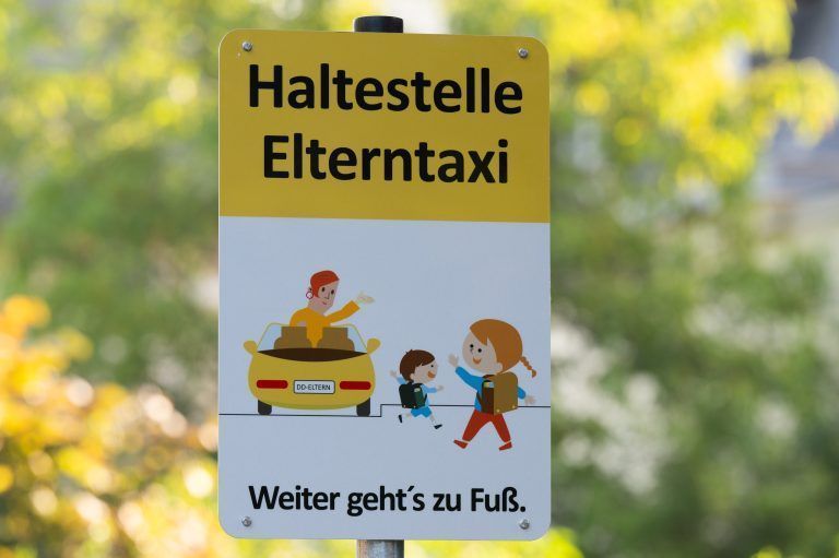 ABD0095_20240717 – DRESDEN – DEUTSCHLAND: ARCHIV – 21.08.2023, Sachsen, Dresden: Sicher absetzen: Manchmal gibt es fr Eltern keine Alternative dazu, die Kinder im Auto zur Schule zu bringen. (zu dpa: ÇADAC: Eltern sollen mit Kindern Schulweg trainierenÈ) Foto: Sebastian Kahnert/dpa/dpa-tmn +++ dpa-Bildfunk +++. – FOTO: APA/dpa/Sebastian Kahnert