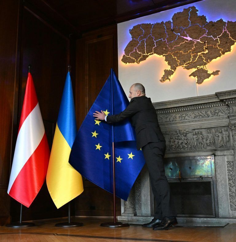 ABD0100_20240129 – WIEN –
STERREICH: bergabe der EU-Flagge an den ukrainischen Botschafter Wassyl Chymynez (Alternative Schreibweise: Vasyl Khymynets) am Montag, 29. Jnner 2024, in der ukrainischen Botschaft in Wien. – FOTO: APA/HELMUT FOHRINGER