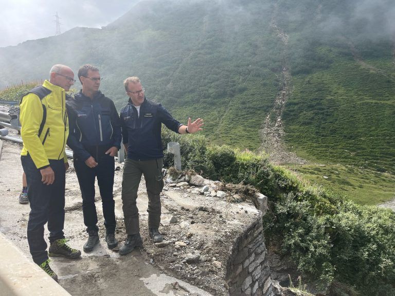 ABD0100_20240817 – ST. ANTON AM ARLBERG – STERREICH: ++ HANDOUT ++ ZU APA0135 VOM 17.8.2024 – (v.l.) Landeshauptmann Anton Mattle (VP) und Vorarlbergs Landeshauptmann Markus Wallner (VP) und Vorarlbergs LR Christian Gantner whrend eines Lokalaugenscheins nach einem Murenabgang an der Arlberg-Bundesstra§e an der Grenze zu Tirol und Vorarlberg, aufgenommen am Samstag, 17. August 2024. Auf […]