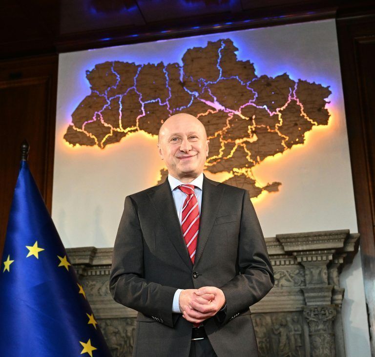 ABD0105_20240129 – WIEN –
STERREICH: Der ukrainische Botschafter Wassyl Chymynez (Alternative Schreibweise: Vasyl Khymynets) anl. der bergabe einer EU-Flagge am Montag, 29. Jnner 2024, in der ukrainischen Botschaft in Wien. – FOTO: APA/HELMUT FOHRINGER