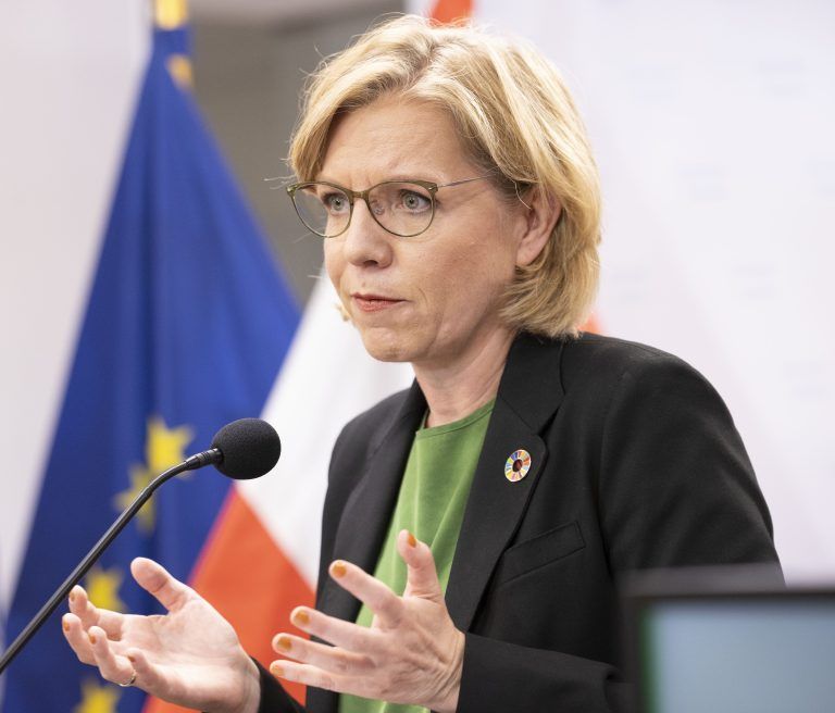 ABD0105_20240709 – WIEN –
STERREICH: Klimaschutzministerin Leonore Gewessler (GRNE)am Dienstag, 09. Juli 2024 anl. einer PK zur Prsentation der “Gas-Unabhngigkeitskommission” in Wien. – FOTO: APA/TOBIAS STEINMAURER