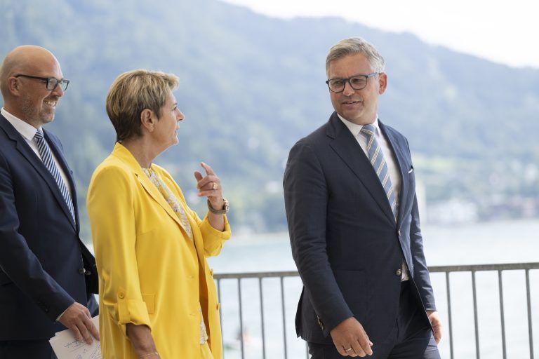 ABD0118_20240813 – Regierungschef Daniel Risch (Liechtenstein), Bundesraetin Karin Keller-Sutter, und Magnus Brunner (Oesterreich), von links, beim Treffen der deutschsprachigen Finanzministerinnen und Finanzminister, am Dienstag, 13. August 2024, in Lochau, Oesterreich. (KEYSTONE/Gian Ehrenzeller). – FOTO: APA/KEYSTONE/GIAN EHRENZELLER
