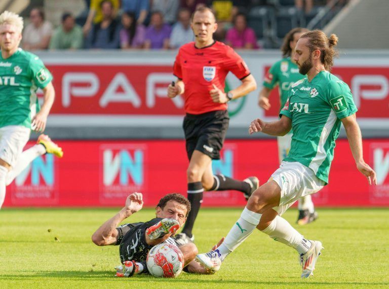 ABD0145_20240803 – ALTACH –
STERREICH: v.l. Vesel Demaku (Altach) gegen Lukas Sulzbacher (Tirol)whrend der Admiral Bundesliga- Begegnung / 1. Runde zwischen Cashpoint SCR Altach und WSG Tirol am Samstag, 03. August 2024, in Altach. – FOTO: APA/DIETMAR STIPLOVSEK