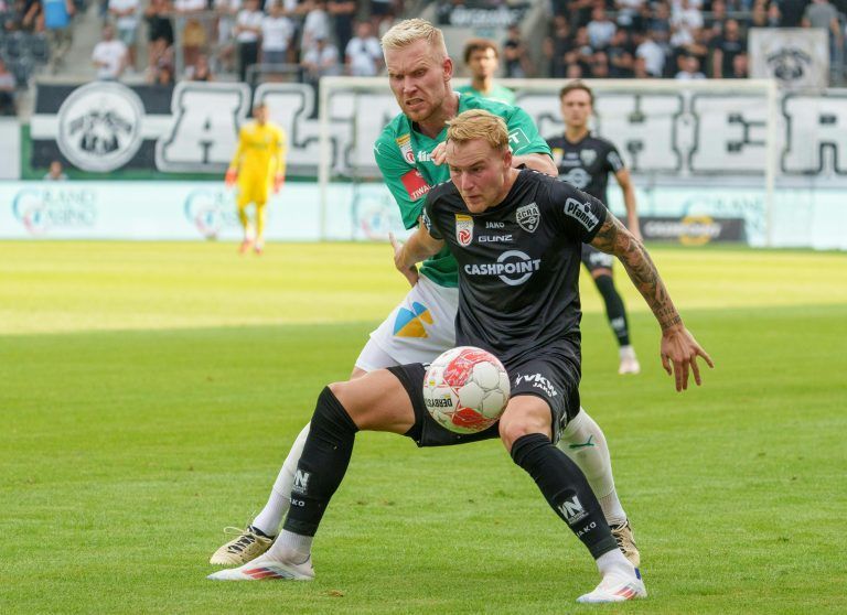 ABD0147_20240803 – ALTACH –
STERREICH: v.l. Lennart-Marten Czyborra (Tirol) gegen Oliver Strunz (Altach) whrend der Admiral Bundesliga- Begegnung / 1. Runde zwischen Cashpoint SCR Altach und WSG Tirol am Samstag, 03. August 2024, in Altach. – FOTO: APA/DIETMAR STIPLOVSEK