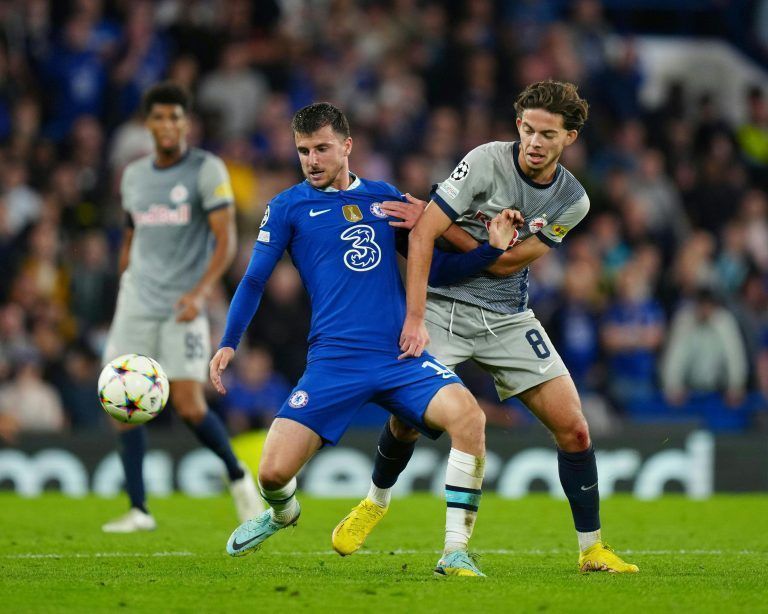 ABD0148_20220914 – LONDON – GROSSBRITANNIEN: (v.l.) Mason Mount (Chelsea), Dijon Kameri (FC Red Bull Salzburg) whrend des Champions League-Spiels der Gruppe E, Chelsea vs FC Salzburg am Mittwoch, 14. September 2022, an der Stamford Bridge in London. – FOTO: APA/EVA MANHART
