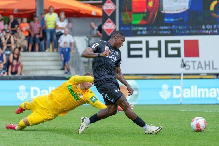 ABD0154_20240803 – ALTACH –
STERREICH: Tor zum 1:1 durch Gustavo Santos Costa (Altach) gegen Tormann Adam Stejskal (Tirol) whrend der Admiral Bundesliga- Begegnung / 1. Runde zwischen Cashpoint SCR Altach und WSG Tirol am Samstag, 03. August 2024, in Altach. – FOTO: APA/DIETMAR STIPLOVSEK