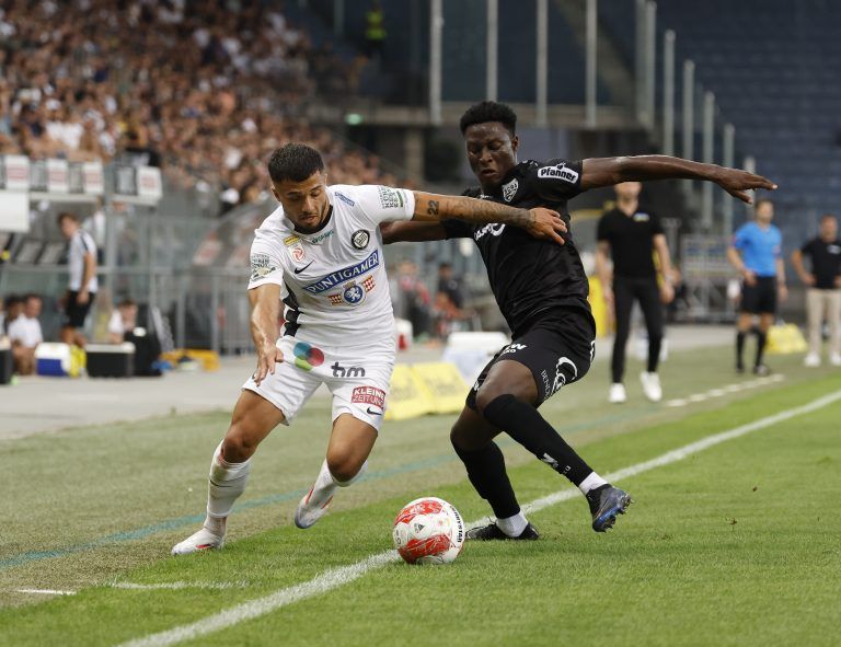 ABD0167_20240824 – GRAZ – STERREICH: Jusuf Gazibegovic (Sturm Graz /links) und Mohamed Ouedraogo (SCR Altach) whrend der Admiral Bundesliga- Begegnung / 4. Runde zwischen SK Puntigamer Sturm Graz und Cashpoint SCR Altach am Samstag, 24. August 2024, in der Merkur Arena in Graz. – FOTO: APA/ERWIN SCHERIAU
