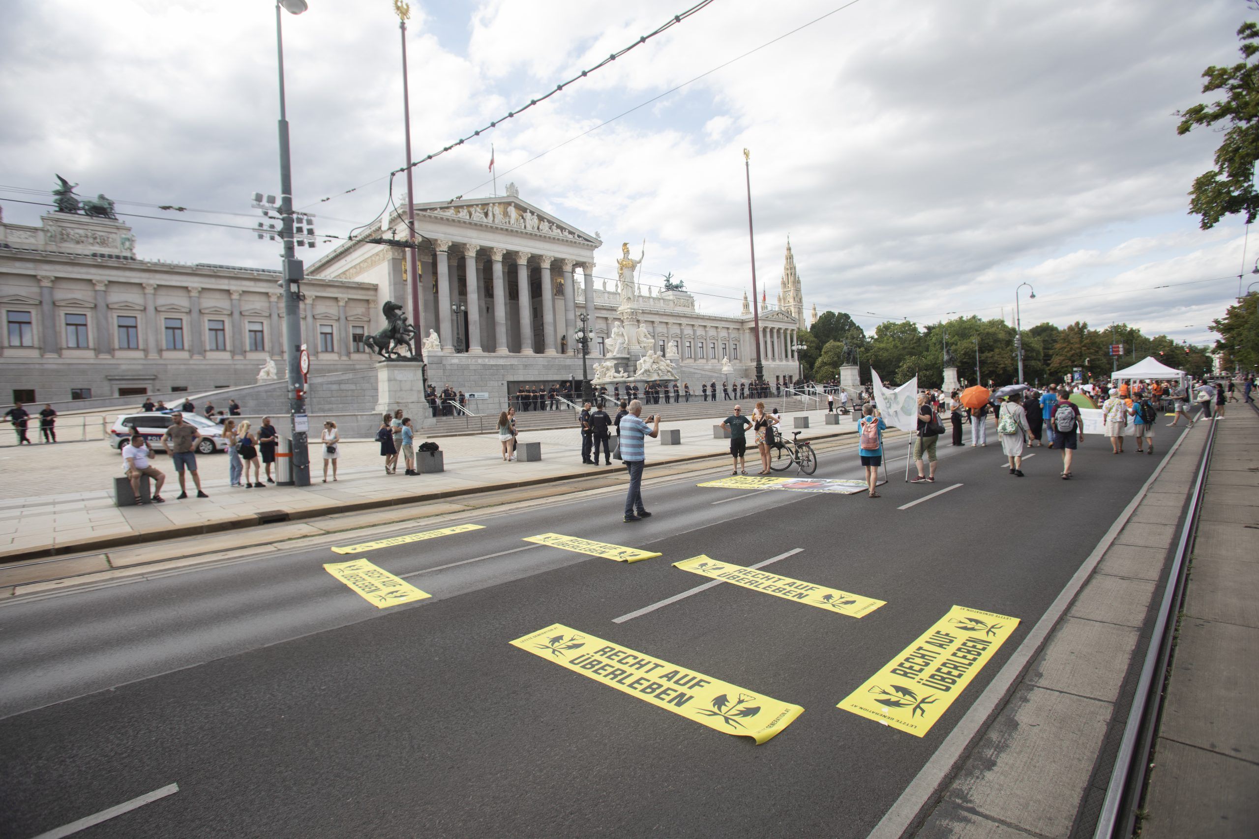 ABD0168_20240713 – WIEN – STERREICH: Protest der “Letzten Generation” am Samstag, 13. Juli 2024 vor dem Wiener Parlament. – FOTO: APA/ALEX HALADA