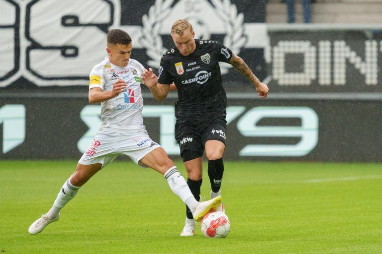 ABD0175_20240818 – ALTACH –
STERREICH: (v.l.) Adis Jasic (WAC) gegen Oliver Strunz (Altach), im Rahmen der Admiral Bundesliga-Begegnung, 3. Runde, zwischen Cashpoint SCR Altach und RZ Pellets WAC am Sonntag, 18. August 2024, in Altach. – FOTO: APA/DIETMAR STIPLOVSEK