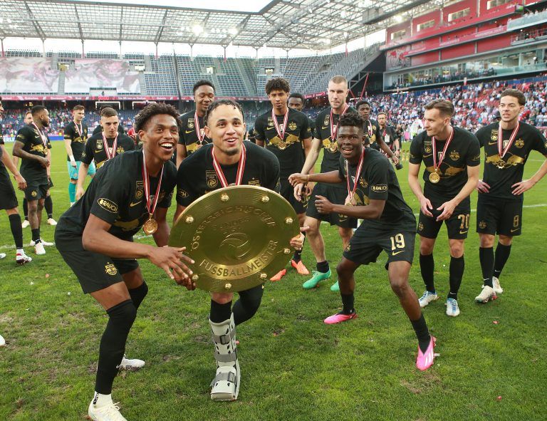 ABD0183_20230528 – SALZBURG –
STERREICH: Chukwubuike Junior Adamu , Noah Arinze Okafor , Karim Konate , Amar Dedic und Dijon Kameri whrend Meisterfeier nach der Fussball-Bundesliga Begegnung zwischen Red Bull Sallzburg und SK Austria Klagenfurt am Sonntag, 28. Mai 2023, in Salzburg. – FOTO: APA/KRUGFOTO