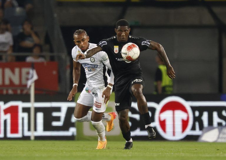 ABD0184_20240824 – GRAZ – STERREICH: Emanuel Aiwu (Sturm Graz /links) und Gustavo Santos Costa (SCR Altach) whrend der Admiral Bundesliga- Begegnung / 4. Runde zwischen SK Puntigamer Sturm Graz und Cashpoint SCR Altach am Samstag, 24. August 2024, in der Merkur Arena in Graz. – FOTO: APA/ERWIN SCHERIAU
