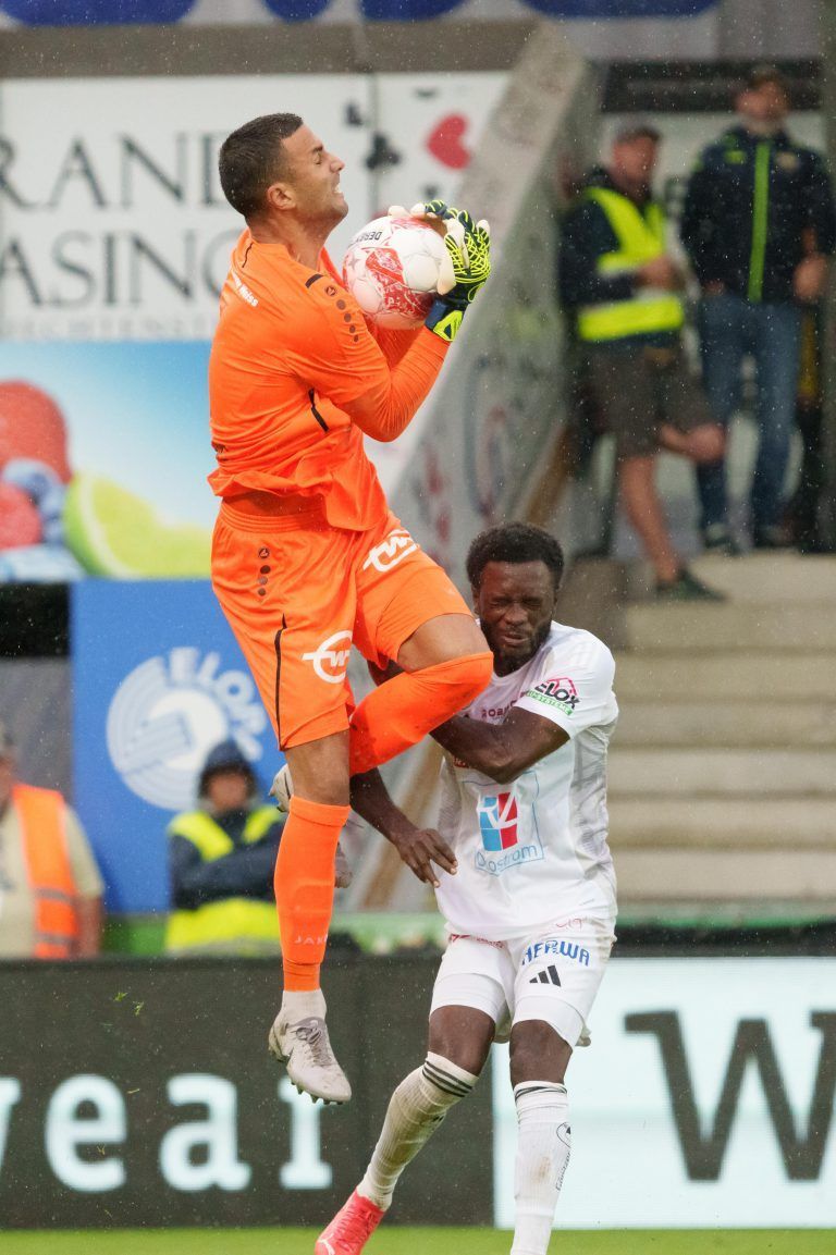 ABD0213_20240818 – ALTACH –
STERREICH: (v.l.) Tormann Dejan Stojanovic (Altach) gegen David Atanga (WAC), im Rahmen der Admiral Bundesliga-Begegnung, 3. Runde, zwischen Cashpoint SCR Altach und RZ Pellets WAC am Sonntag, 18. August 2024, in Altach. – FOTO: APA/DIETMAR STIPLOVSEK