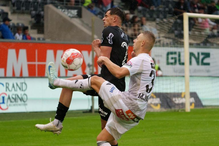 ABD0221_20240818 – ALTACH –
STERREICH: (v.l.) Pascal Estrada (Altach) gegen Maximilian Ullmann (WAC), im Rahmen der Admiral Bundesliga-Begegnung, 3. Runde, zwischen Cashpoint SCR Altach und RZ Pellets WAC am Sonntag, 18. August 2024, in Altach. – FOTO: APA/DIETMAR STIPLOVSEK