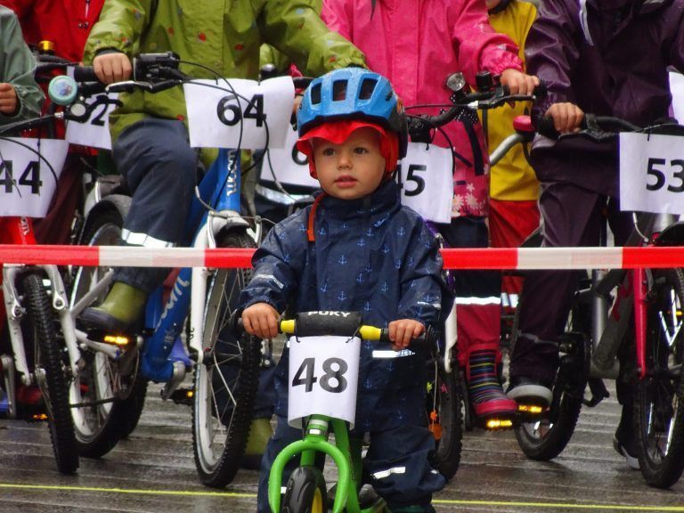 Die kleinen Radler beim Käferle-Cup zeigten sich wetterfest und ließen sich den Spaß trotz Regenwetters nicht verderben. - © cth