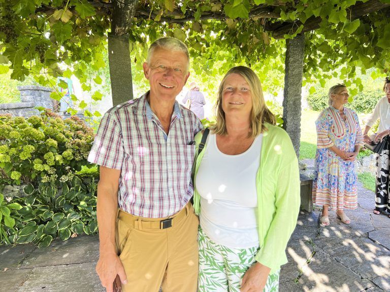 Barbara und Thomas Frey genossen die Lesung im Freien