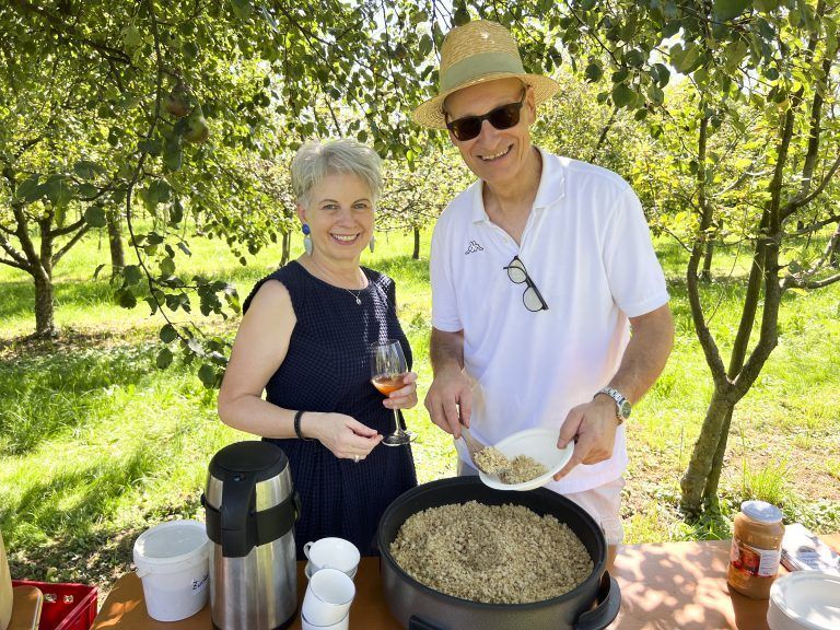 Brigitte Plemel und Riebelexperte Richard Dietrich