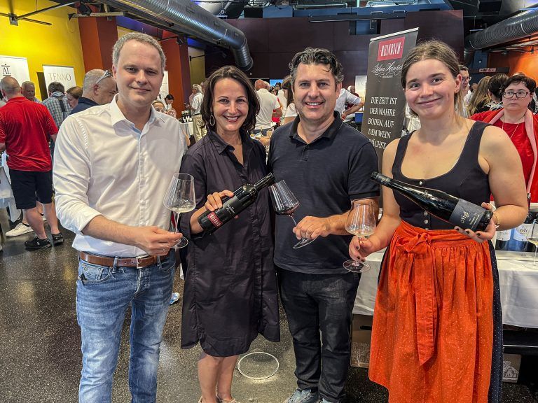 Christian Steurer, Winzerin Silvia Heinrich, Nicola Vulai und Winzerin Anna Nigl präsentierten erlesene Weine