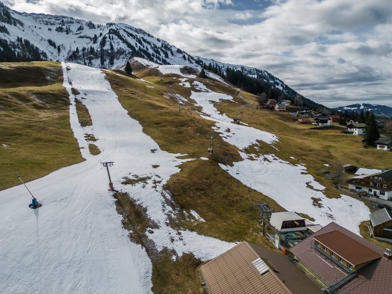Skibetrieb bei milden temperaturen auf der Kippe, Skigebiet Schetteregg