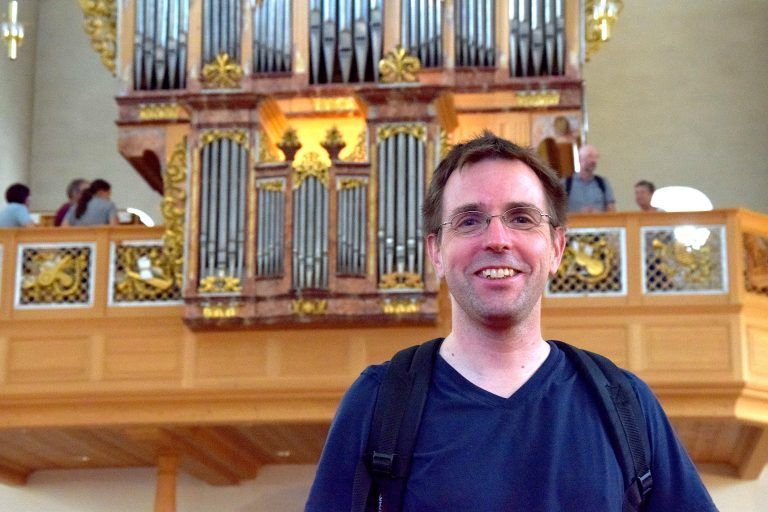 Der Feldkircher Domorganist Johannes Hämmerle mit einer Teilansicht der Tschaggunser Kirchenorgel von Meister Joseph Bergöntzle (1754 - 1819) im Hintergrund; 21. August 2024. Erbaut wurde die Orgel in den Jahren 1812 - 1816).