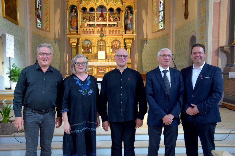 Organist Ralf Junghöfer, Sprecherin Helen van Almsick, der musikalische Leiter des "Projektchor Stimmkultur 2024", Bernhard van Almsick, Hotelier Markus Felbermayer (organisatorischer Leiter des Festivals "Montafoner Resonanzen") und Dir. Manuel Bitschnau (Montafon Tourismus) nach dem Konzert des Projektchores in der Pfarrkirche Gaschurn. - © Gerhard Scopoli
