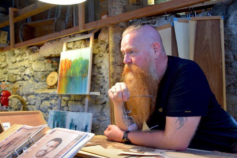 Sommeratelier des Künstlers Markus Khüny („Mäx Intarsien") in einem ehemaligen Ziegenstall. Auf Einladung von Markus Khüny zeigten dabei am fünften und zugleich letzten Ausstellungstag dieses Jahres auch die beiden Künstler Edith Mahner und Walter Zingerle ausgewählte Arbeiten.