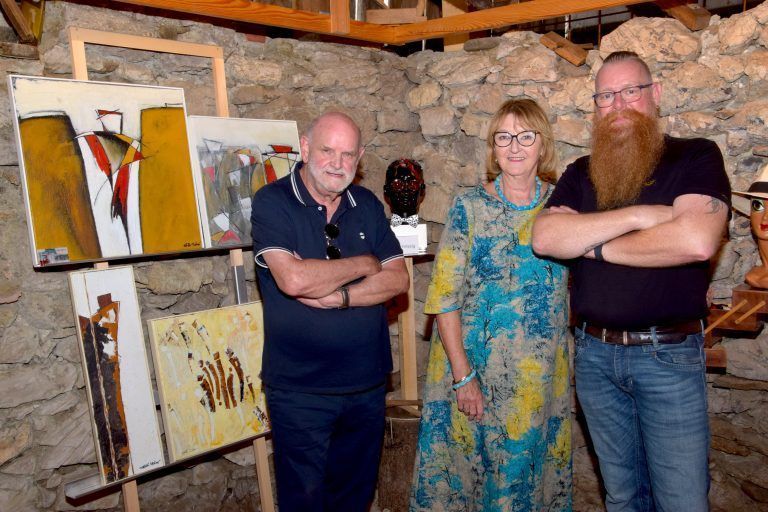 Sommeratelier des Künstlers Markus Khüny („Mäx Intarsien") in einem ehemaligen Ziegenstall. Auf Einladung von Markus Khüny zeigten dabei am fünften und zugleich letzten Ausstellungstag dieses Jahres auch die beiden Künstler Edith Mahner und Walter Zingerle ausgewählte Arbeiten.