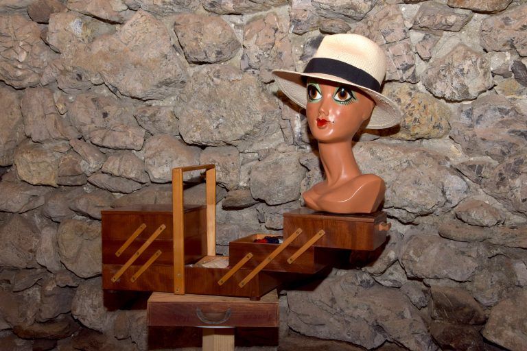 Sommeratelier des Künstlers Markus Khüny („Mäx Intarsien") in einem ehemaligen Ziegenstall. Auf Einladung von Markus Khüny zeigten dabei am fünften und zugleich letzten Ausstellungstag dieses Jahres auch die beiden Künstler Edith Mahner und Walter Zingerle ausgewählte Arbeiten.