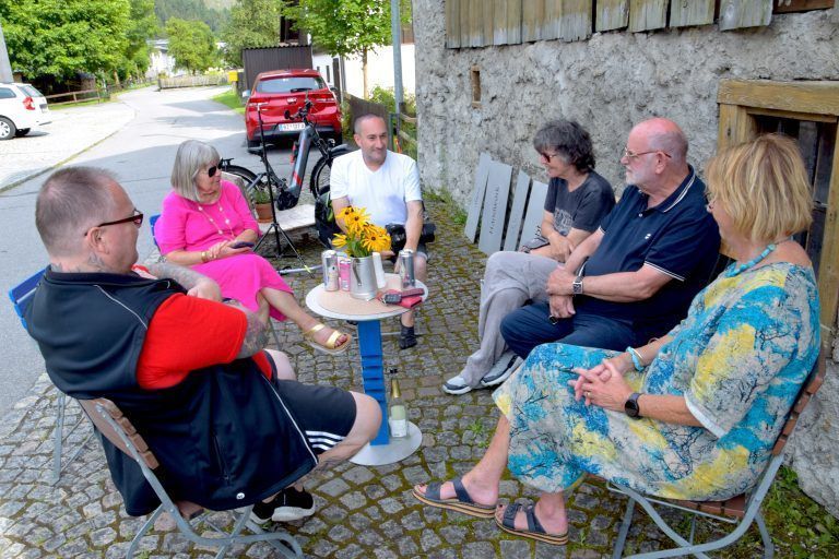 Sommeratelier des Künstlers Markus Khüny („Mäx Intarsien") in einem ehemaligen Ziegenstall. Auf Einladung von Markus Khüny zeigten dabei am fünften und zugleich letzten Ausstellungstag dieses Jahres auch die beiden Künstler Edith Mahner und Walter Zingerle ausgewählte Arbeiten.