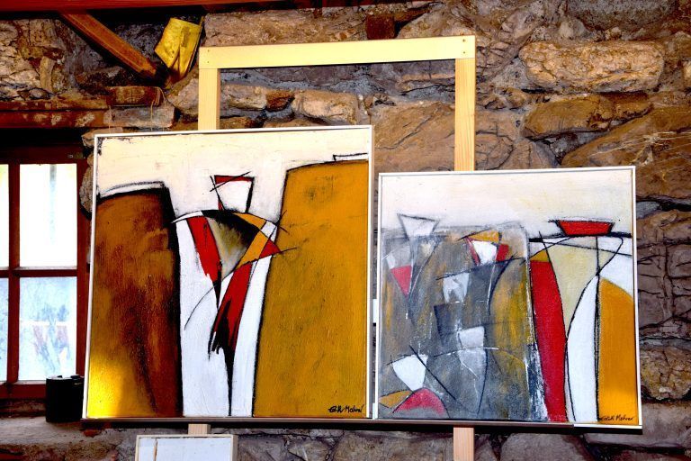 Sommeratelier des Künstlers Markus Khüny („Mäx Intarsien") in einem ehemaligen Ziegenstall. Auf Einladung von Markus Khüny zeigten dabei am fünften und zugleich letzten Ausstellungstag dieses Jahres auch die beiden Künstler Edith Mahner und Walter Zingerle ausgewählte Arbeiten.