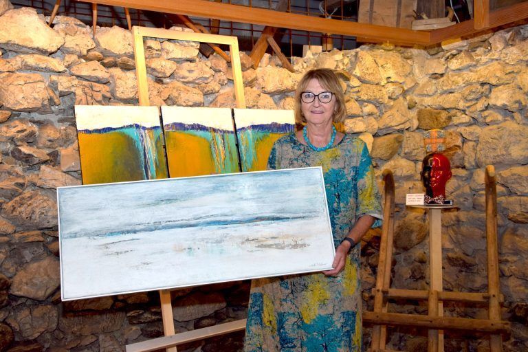 Sommeratelier des Künstlers Markus Khüny („Mäx Intarsien") in einem ehemaligen Ziegenstall. Auf Einladung von Markus Khüny zeigten dabei am fünften und zugleich letzten Ausstellungstag dieses Jahres auch die beiden Künstler Edith Mahner und Walter Zingerle ausgewählte Arbeiten.